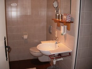 Shower, free toiletries, hair dryer, towels - Am Glockenturm (Luechow)