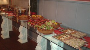 A buffet table with various dishes, including salads, vegetables, and appetizers. - Am Glockenturm (Luechow)