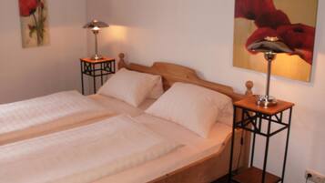 Yksilöllisesti kalustettu, työpöytä, ilmainen Wi-Fi, vuodevaatteet