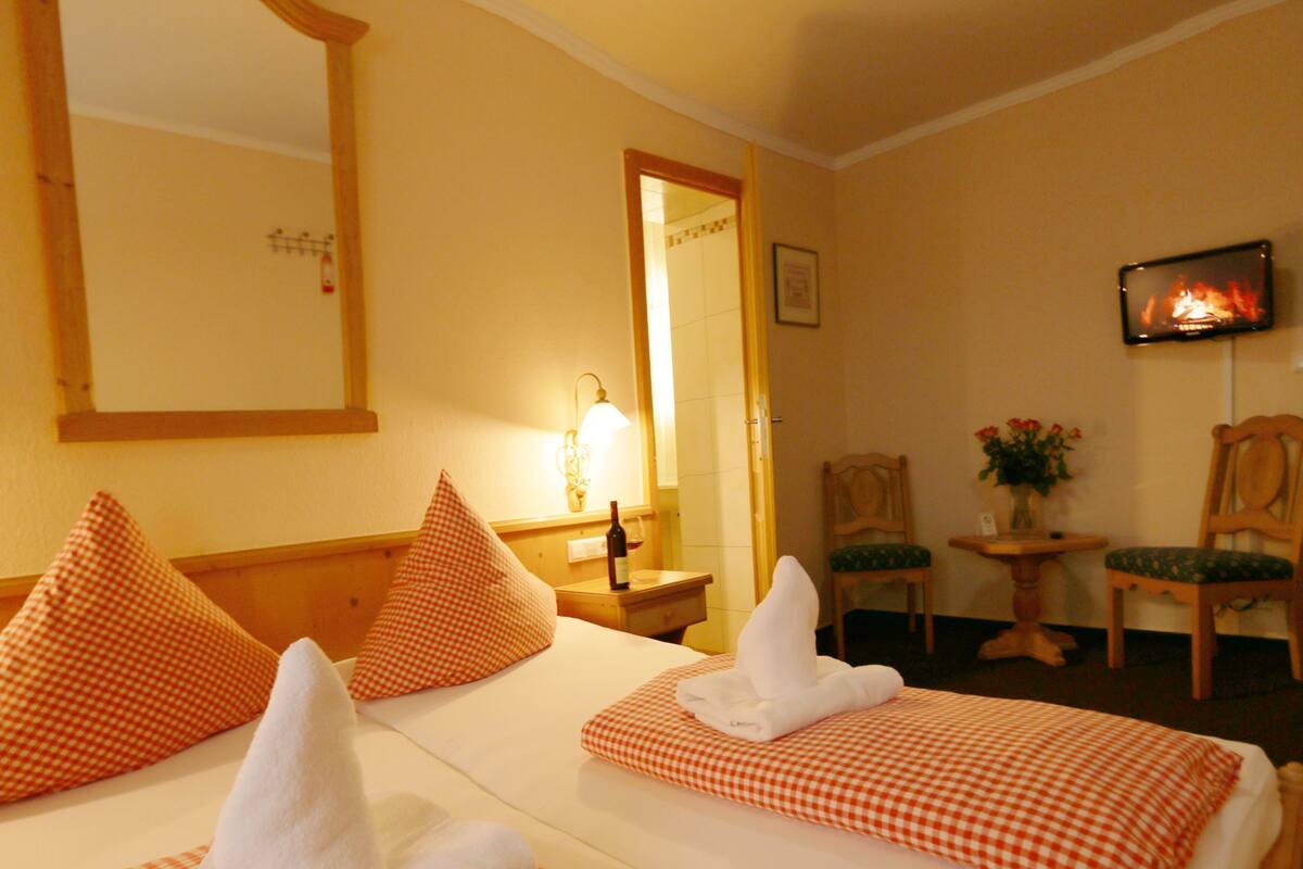 Double Room | Desk, free WiFi, bed sheets