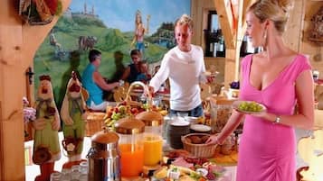 Tägliches Frühstücksbuffet (16 EUR pro Person)