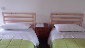Chambre avec lits jumeaux, salle de bain privée | Bureau, système d’insonorisation, lit d’appoint (supplément)