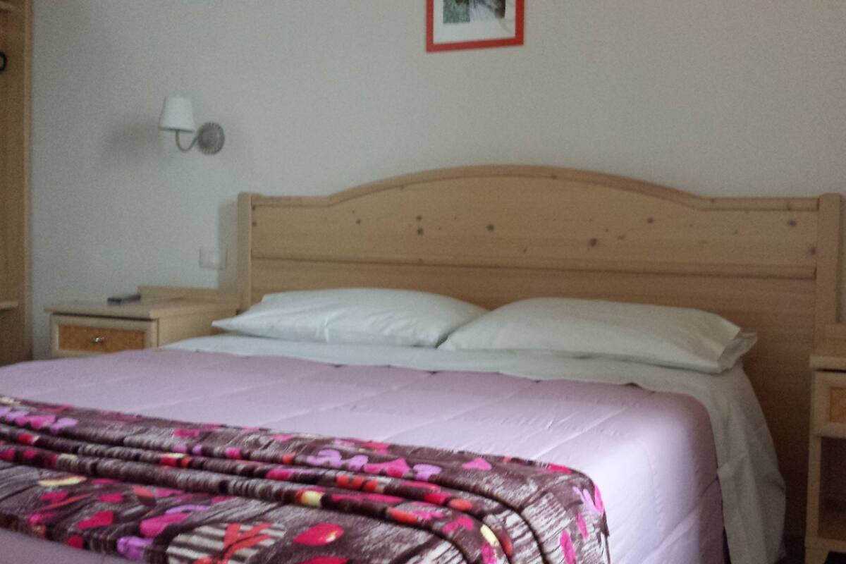 Chambre double ou avec lits jumeaux, salle de bain privée | Bureau, système d’insonorisation, lit d’appoint (supplément)