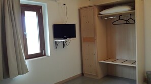 Chambre quadruple | Salle de bain | Douche, douche cascade, articles de toilette (gratuits)