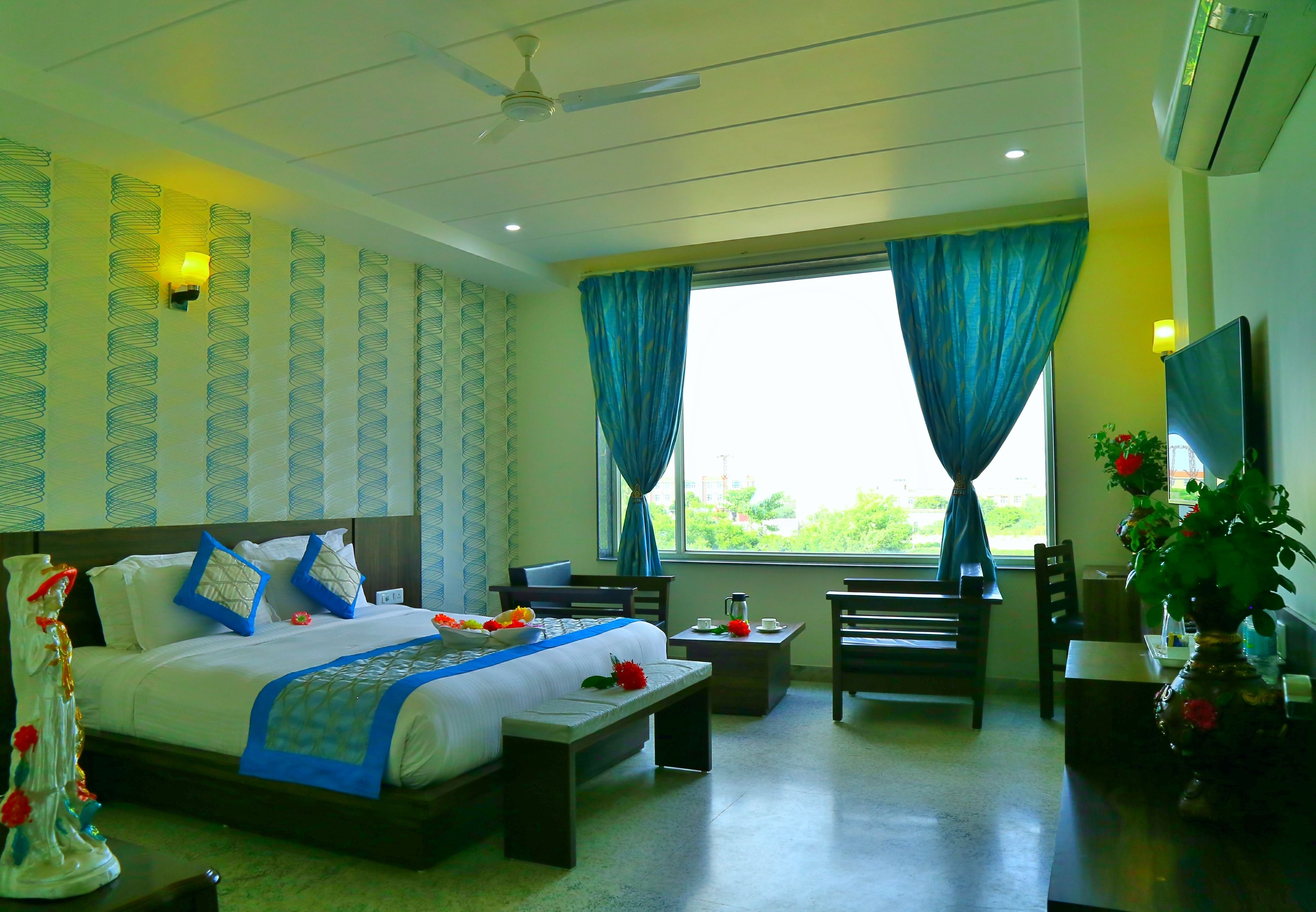 Luxury Room | Egyptian cotton sheets, premium bedding, in-room safe, blackout curtains