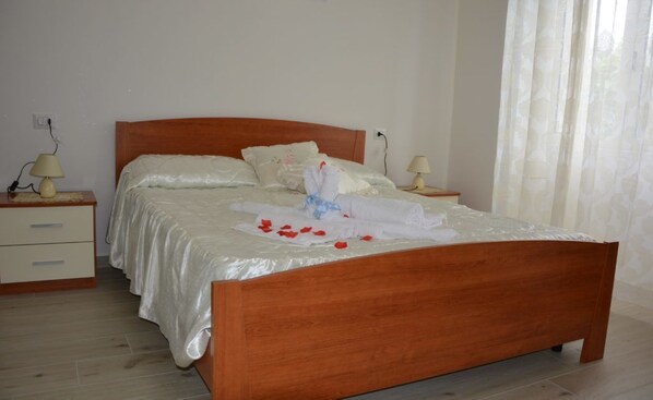 Desk, rollaway beds, free WiFi, bed sheets