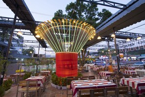 供應早餐、午餐、晚餐；本地及多國菜