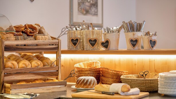 Een bakkerijdisplay met diverse gebakjes en keukengerei.