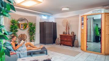 Une pièce comprenant une table de massage, un meuble en bois et un miroir.