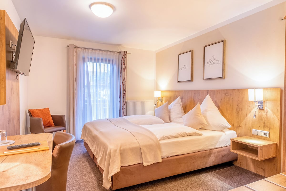 Blackout drapes, free WiFi, bed sheets