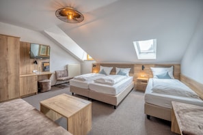 Triple Room | Blackout drapes, free WiFi, bed sheets - Hotel Schaider (Ainring)