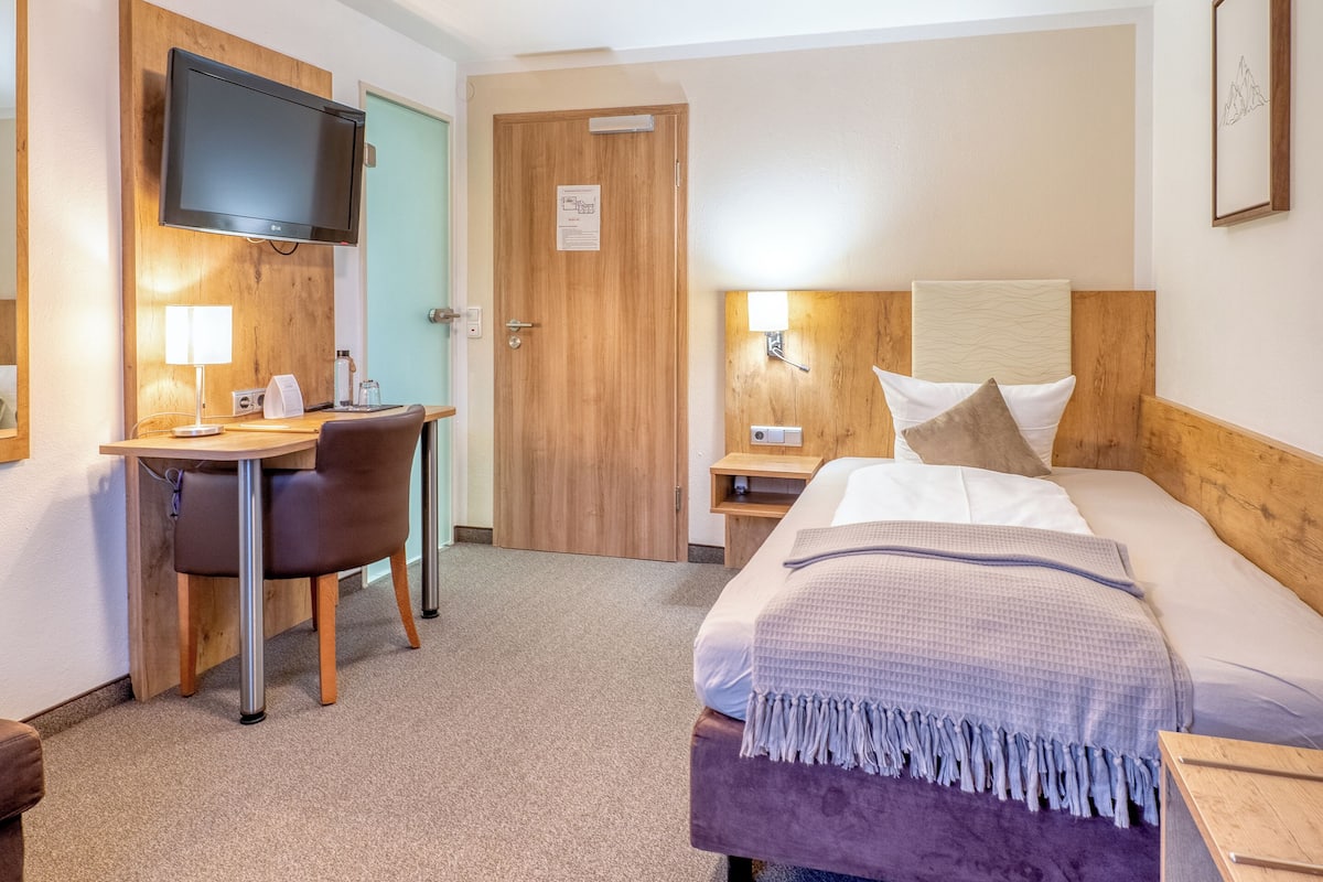 Single Room | Blackout drapes, free WiFi, bed sheets