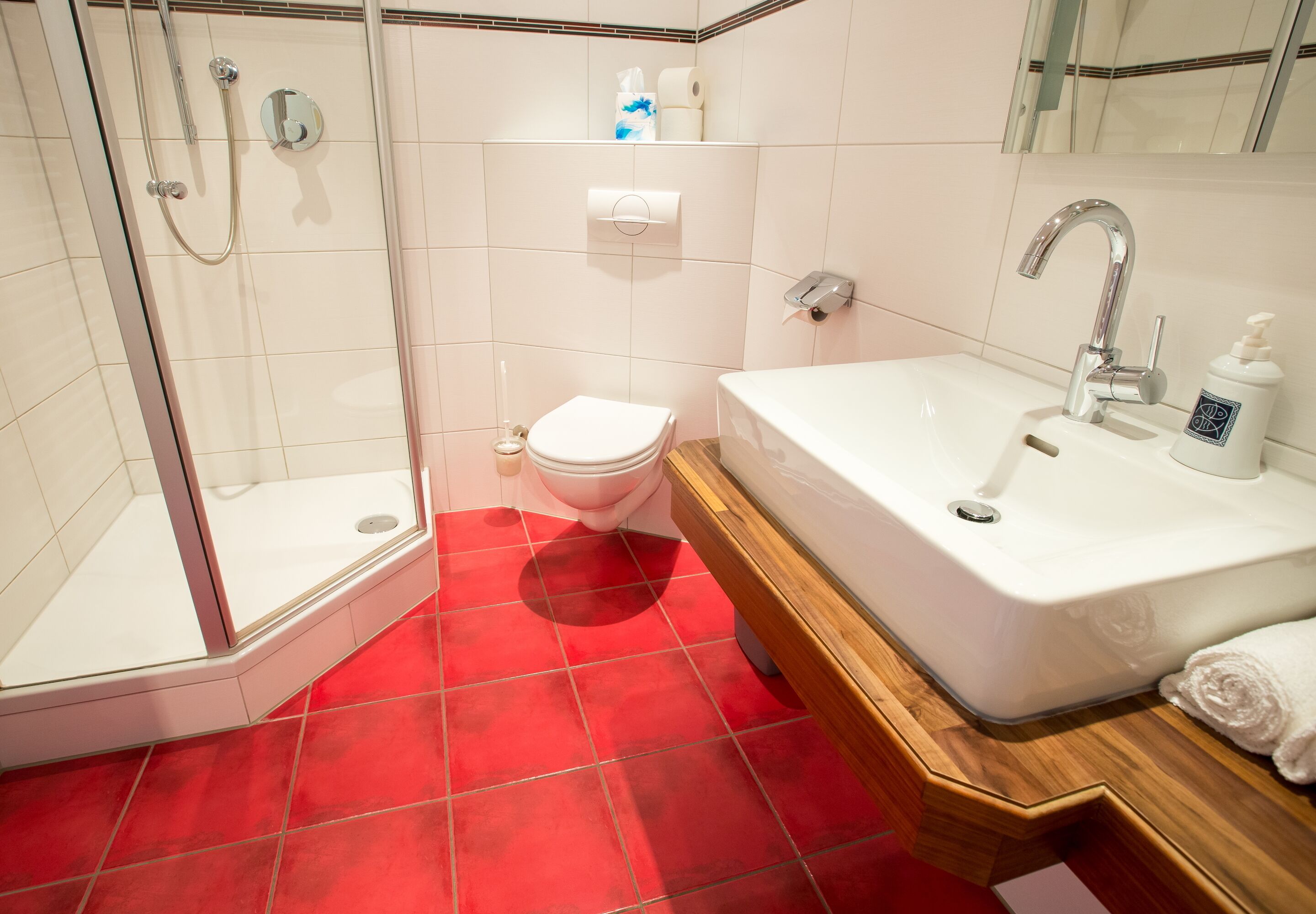 Un baño con ducha, inodoro y bañera.