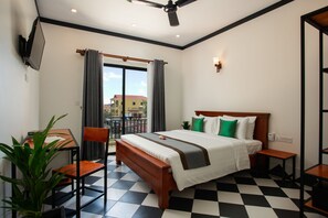 Dobbeltrom – deluxe, 1 kingsize-seng, byutsikt | Lydisolert, wi-fi (inkludert) og sengetøy