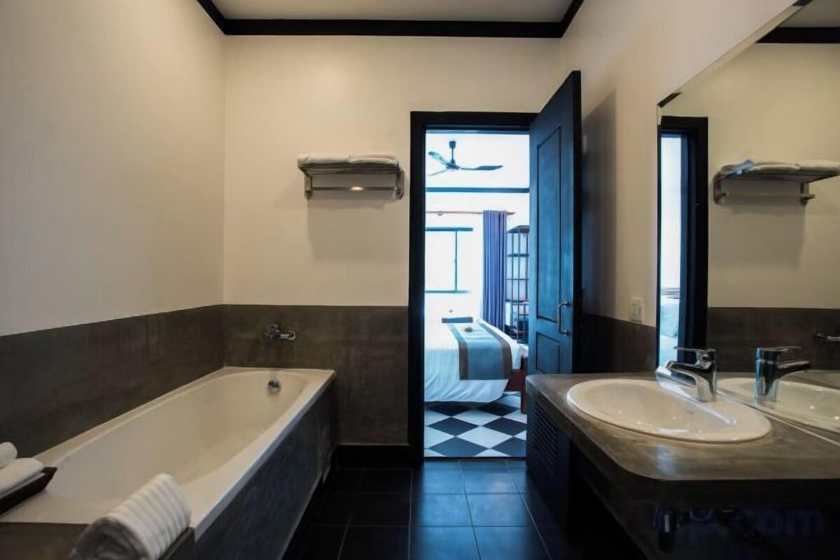 Baño | Amenidades de baño de diseñador, secadora de cabello, pantuflas 