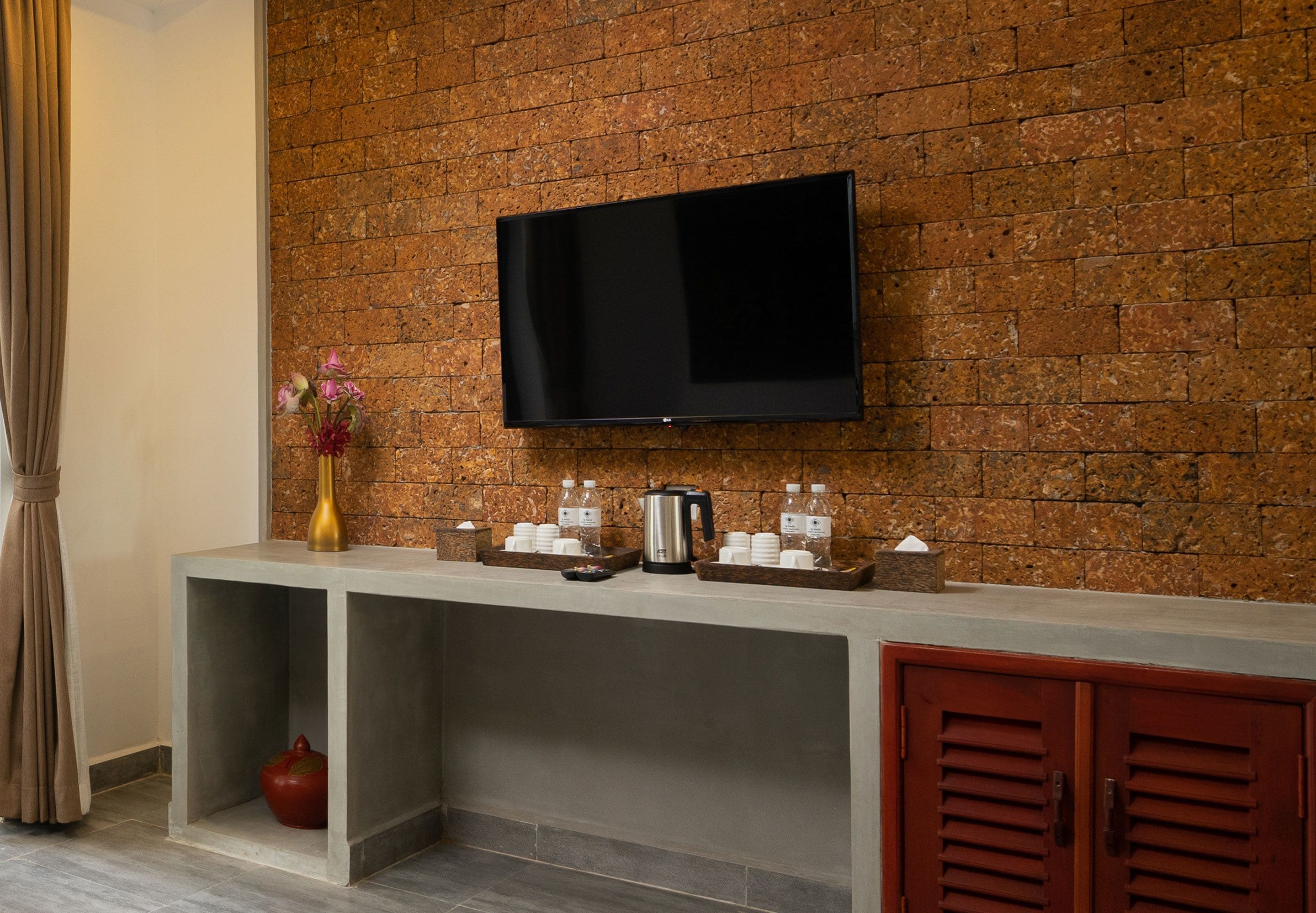 family suite, 1 bedroom, non smoking | television