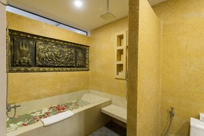 豪華三人房, 1 間臥室 | 浴室 | 泉水浴、雨淋花灑、免費梳洗用品、風筒