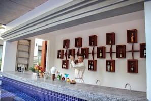 2 Bars/Lounges, Poolbar
