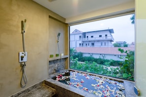 Suite familiar, 1 habitación, no fumadores | Baño | Bañera de agua termal y cabezal de ducha tipo lluvia