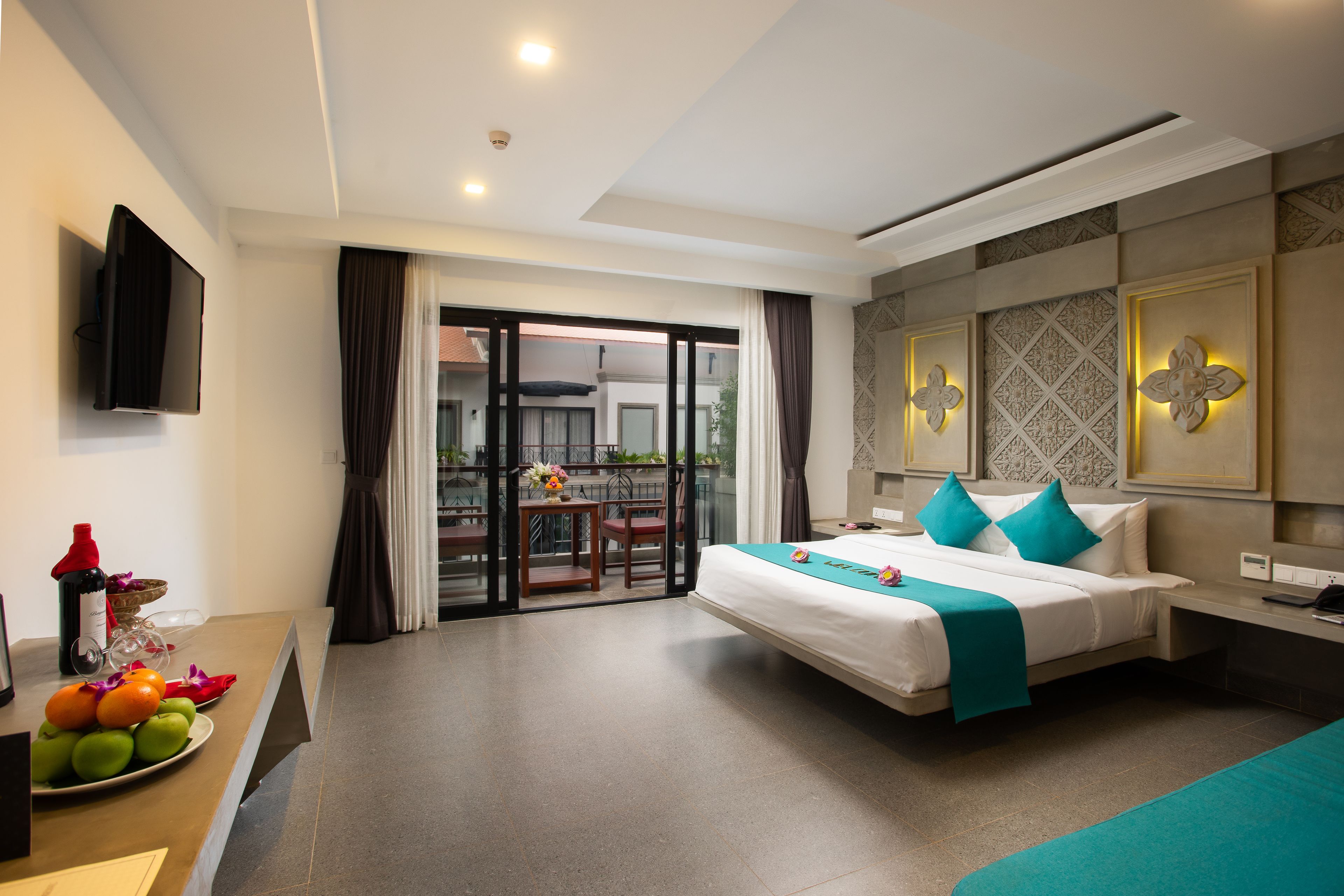 deluxe double room, 1 king bed | premium bedding, minibar, in-room safe, desk