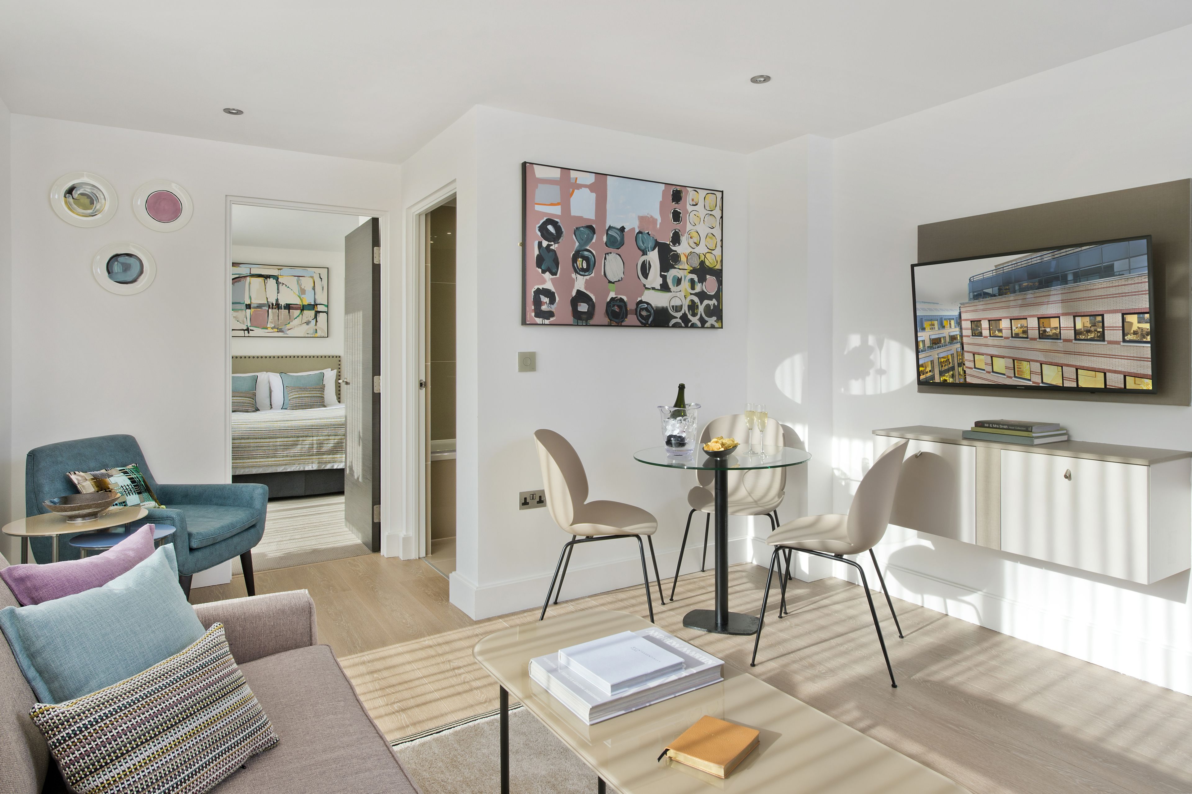 Penthouse, 1 Bedroom | Living area | 32-inch TV with digital channels