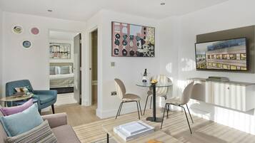 Penthouse, 1 Bedroom | Living area | 32-inch TV with digital channels