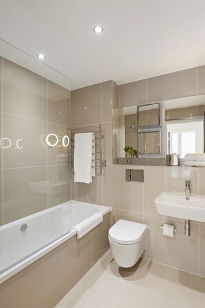Amenidades de baño de diseñador, secadora de cabello, toallas, jabón