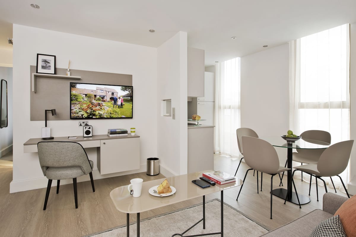 Suite ejecutiva, 2 habitaciones, balcón | Zona de estar | Televisión de 32 pulgadas con canales digitales