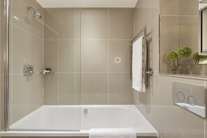 Executive-Suite, 1 Schlafzimmer, Terrasse | Badezimmer | Designer-Toilettenartikel, Haartrockner, Handtücher, Seife