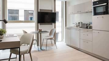Studio Suite | Private kitchen | Fridge, microwave, oven, stovetop