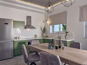 Villa, 3 habitaciones (Jo) | Cocina privada | Frigorífico, microondas, horno y placa de cocina