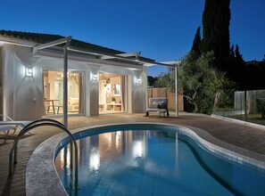 Premium bedding, in-room safe, individually decorated - Chris & Jo Villas (Zakynthos)