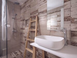 Villa, 3 habitaciones (Jo) | Baño | Regadera, amenidades de baño gratuitas, secadora de cabello, batas 