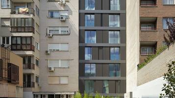 Un immeuble d’appartements moderne doté d’une piscine sur le toit.