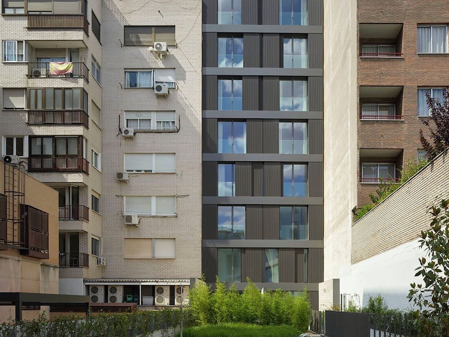 Un immeuble d’appartements moderne doté d’une piscine sur le toit.