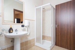 Triple Room, Sea View | Bathroom | Shower, free toiletries, hair dryer, bathrobes - B&B Montemare (Agrigento)
