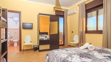 Vierbettzimmer, Meerblick | Minibar, Schreibtisch, schallisolierte Zimmer, kostenloses WLAN