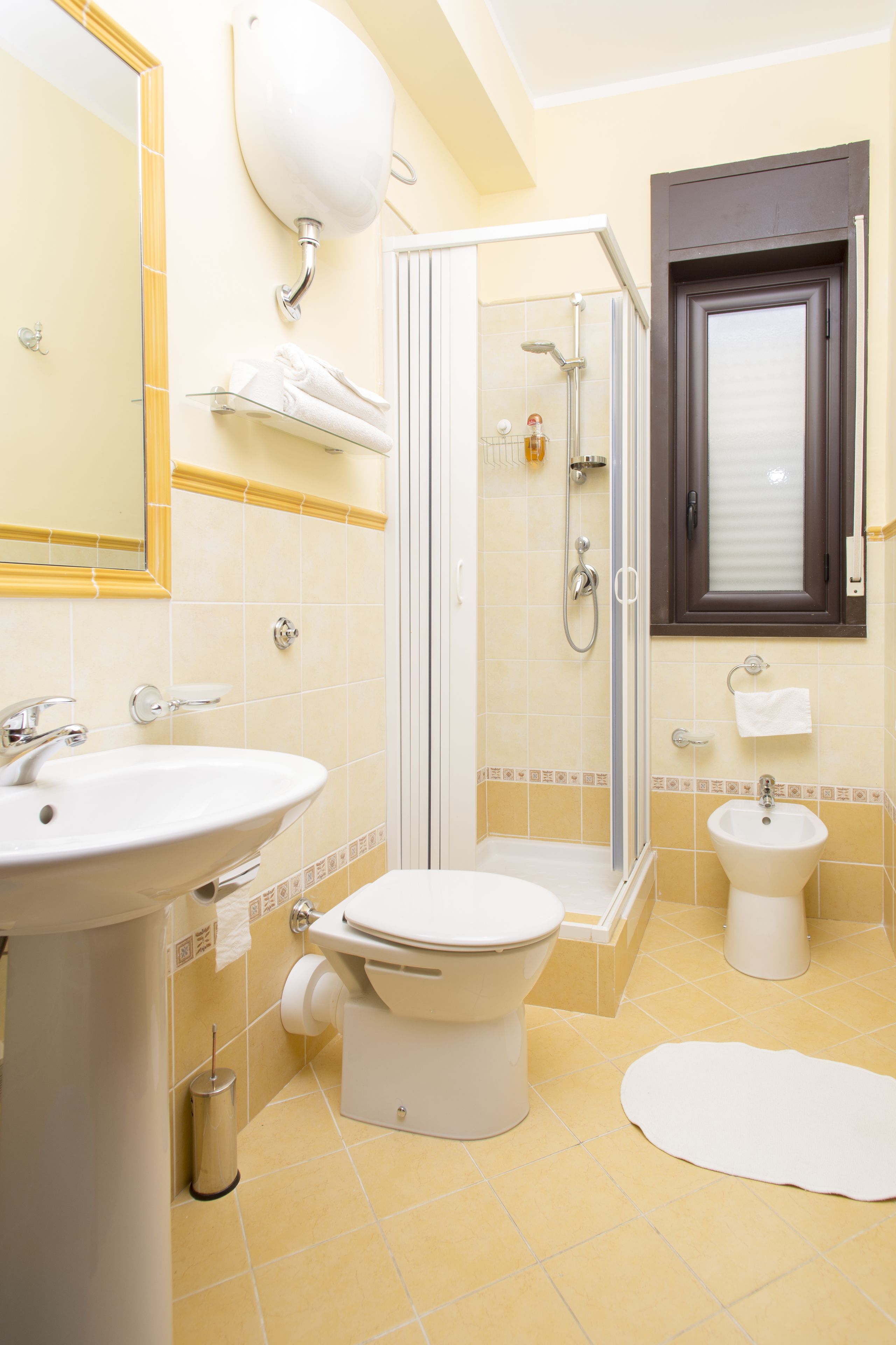 Ein Badezimmer mit Waschbecken, Toilette, Bidet und Dusche.