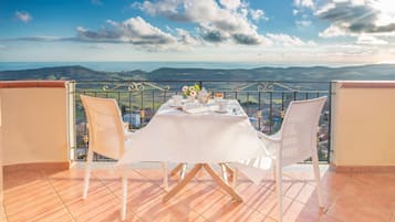 Camera quadrupla, vista mare | Minibar, una scrivania, insonorizzazione, Wi-Fi gratuito