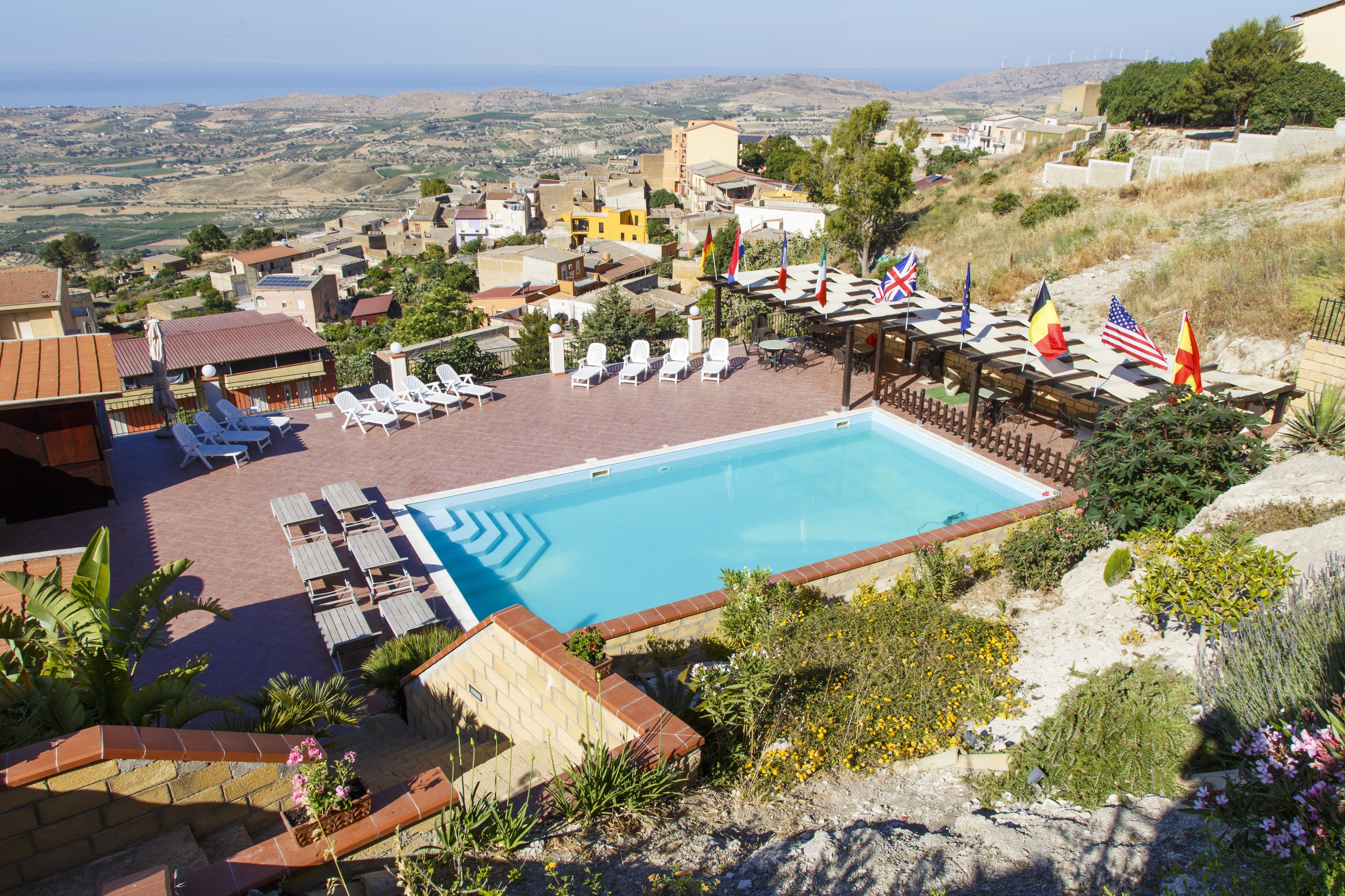 Phòng 4, quang cảnh biển | Hồ bơi ngoài trời | Hồ bơi ngoài trời phục vụ theo mùa, ghế dài tắm nắng 