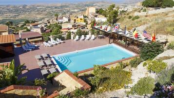 Chambre Quadruple, vue mer | Piscine extérieure | Piscine extérieure (ouverte en saison), chaises longues