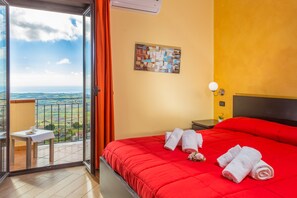 Habitació triple, vistes al mar | Minibar, escriptori, habitacions insonoritzades i wifi gratuïta 