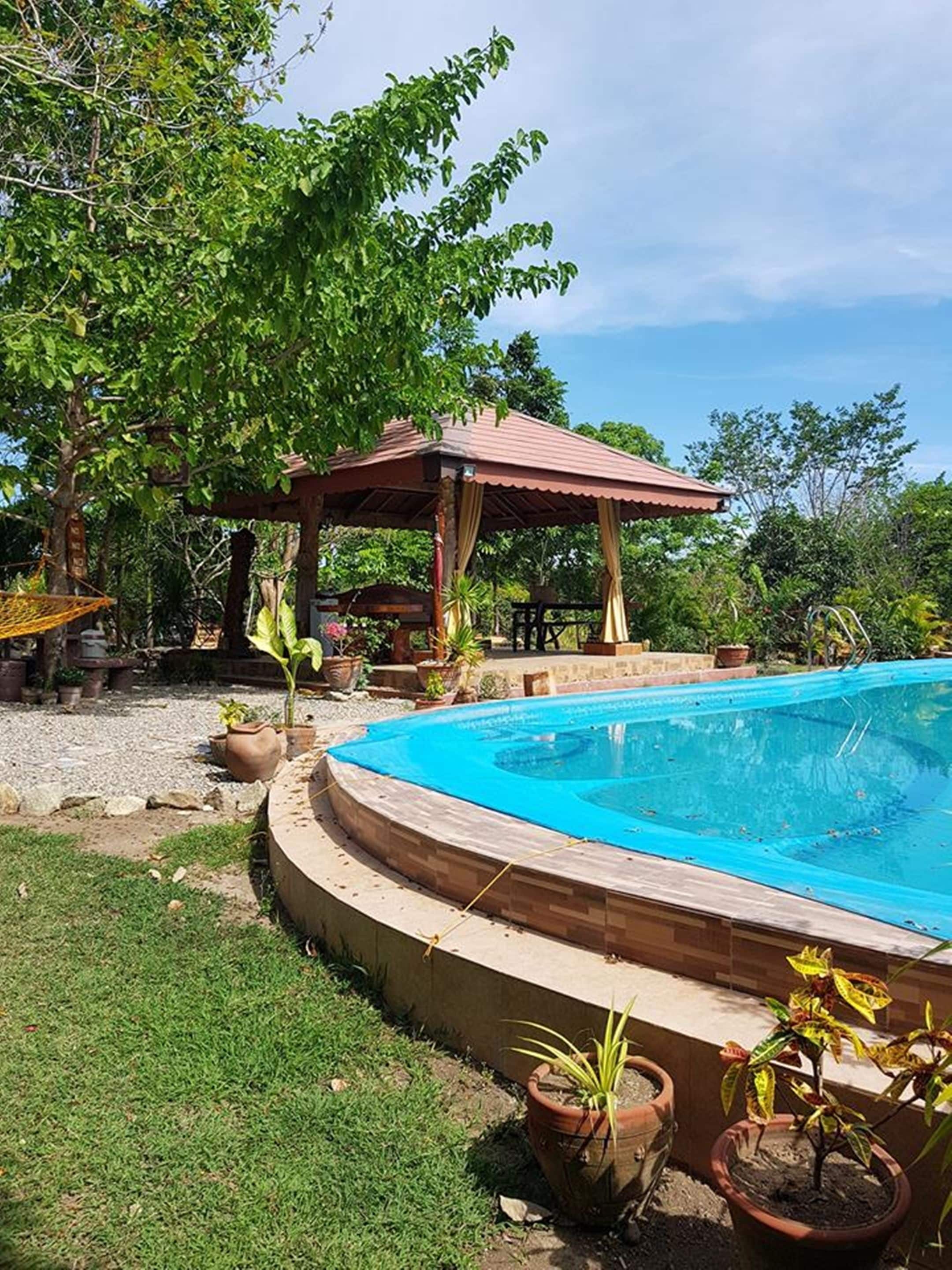 2 piscinas al aire libre, camas de piscina gratis, sombrillas