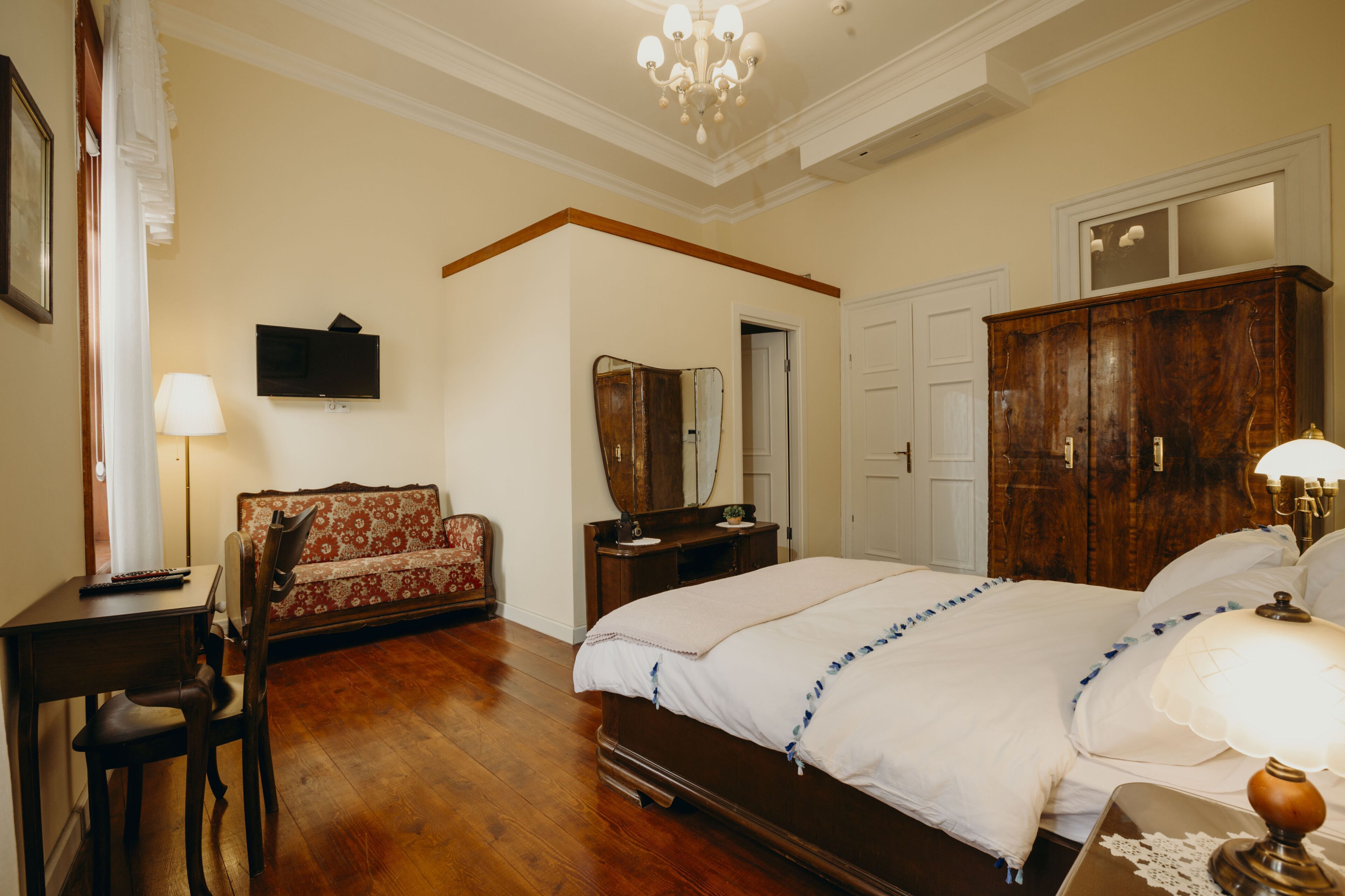 Premium bedding, down comforters, minibar, individually decorated