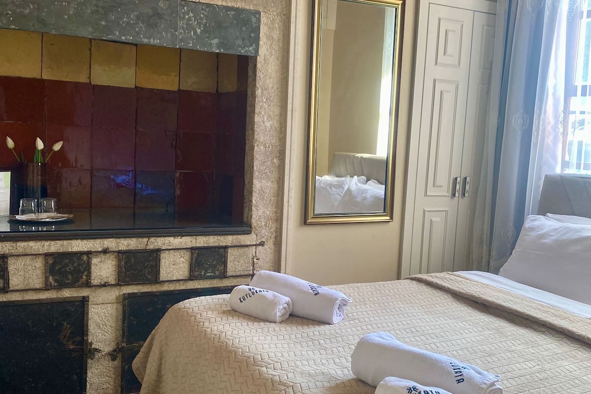 Economy Room | Premium bedding, down duvets, minibar, individually decorated