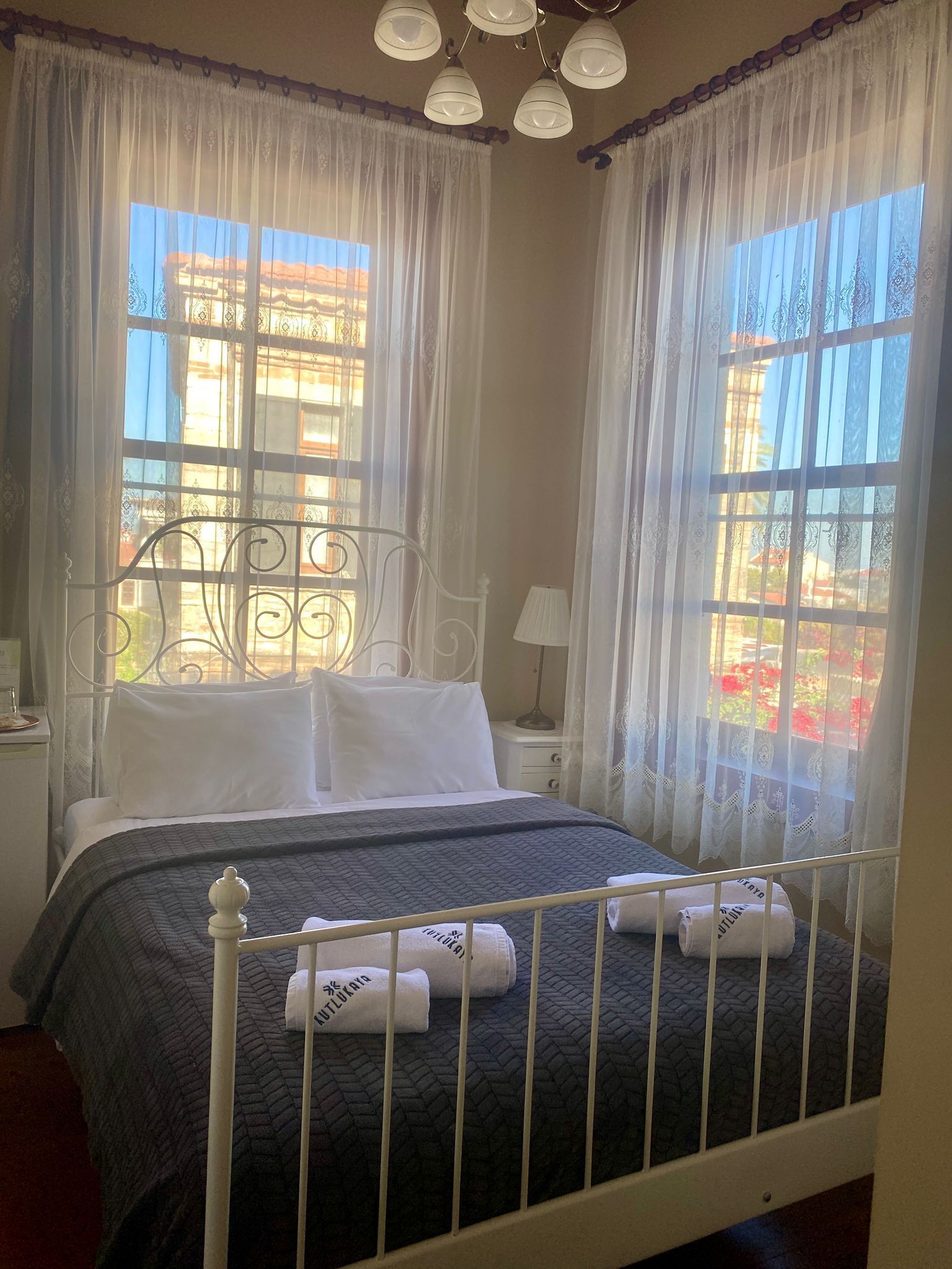 Kamar Standar | Seprai premium, selimut bulu angsa, minibar, dan didekorasi berbeda-beda