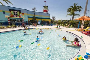 Piscina externa, funciona das 9h às 21h, guarda-sóis, espreguiçadeiras