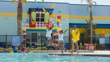 Una piscina al aire libre (de 09:00 a 21:00), sombrillas, tumbonas