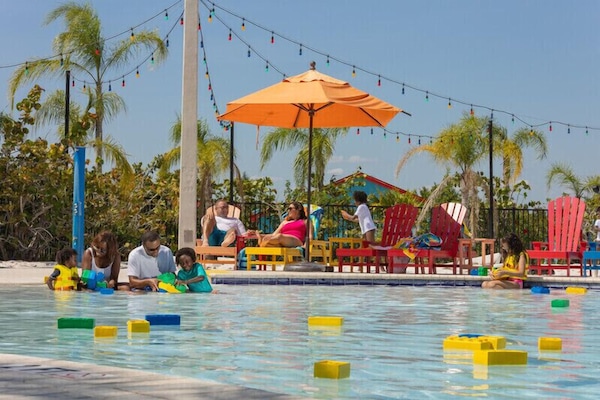 Piscina externa, funciona das 9h às 21h, guarda-sóis, espreguiçadeiras