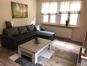 Appartement Deluxe, 1 grand lit | Salle de séjour | Télévision à écran plat